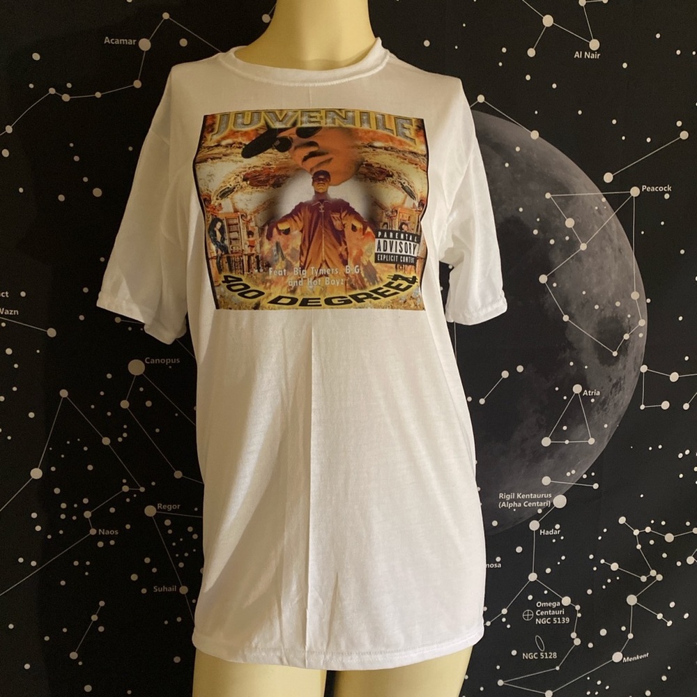 Juvenille graphic tee. 🖤🖤